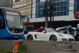 Tilang elektronik "tangkap" sedan Porsche putih di jalur TransJakarta