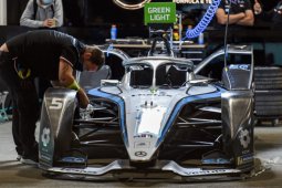 Kehabisan baterai, separuh mobil balap formula E di E-Prix Valencia gagal finis