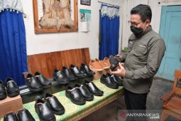 Gus Menteri  tinjau produksi sepatu Baker's milik BUMDes