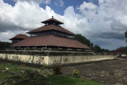 Ibadah di Masjid Tua Indrapuri, peninggalan peradaban Islam