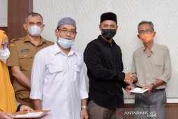 Wali Kota Sabang serahkan zakat senif fakir miskin