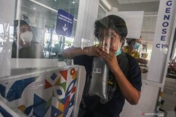 Petugas "Airport Health Center" wajib tunjukkan kondisi fisik alat tes masih tersegel