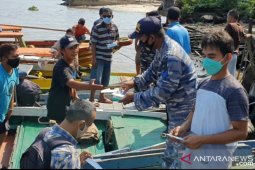 Danposmat Trisakti Lanal Banjarmasin bagikan masker ke pengguna angkutan taksi kelotok