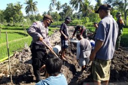 TNI-Polri berjibaku pasang gorong-gorong di Desa Bonjeruk