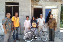 Dua tahun ke sekolah jalan kaki, akhirnya Yuyun dapat hadiah sepeda