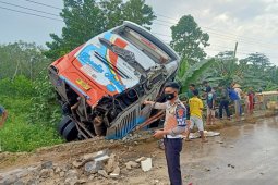 Bus dan truk bersenggolan di Mesuji, pengemudi tewas