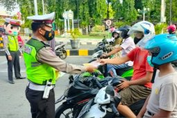 Satlantas Polres Situbondo bagikan brosur larangan mudik ke pengendara