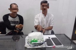 Dua pria diciduk, ternyata sembunyikan 1,03 kilogram sabu di bawah tiang jemuran