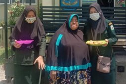 Jual nasi bungkus di bulan puasa, wanita paruh baya ini diberi siraman rohani