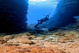 Jhonatan instruktur freedive asal Amerika jajal keindahan Pulau Mursala