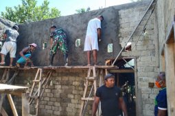 Anggota TNI -  AD gerakan warga renovasi rumah seorang nelayan di Jailolo