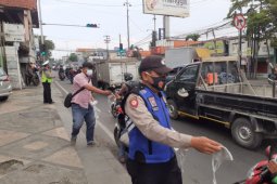 Polresta Sidoarjo bagikan 50 ribu masker kepada pengendara.