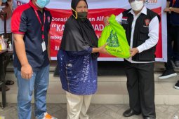 Alfamidi salurkan sembako "Kado Ramadhan" kepada warga kurang mampu di  Ambon