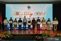 Kemnaker serahkan sejumlah bantuan di Hari Buruh 2021