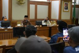 Wakil Gubernur Jabar berdialog dengan buruh di Gedung Sate