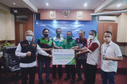 BPJamsostek Jatim  serahkan 2.600 sembako kepada buruh