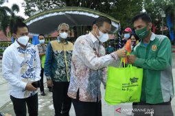 Wawali serahkan bansos paket sembako ke petugas kebersihan