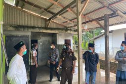 Kejari Mukomuko bantu perbaiki mushala rusak
