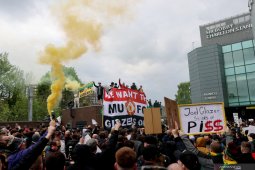 Suporter MU demo  pemilik klub di Old Trafford