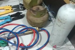 Pembobol minimarket beraksi dengan membawa alat las untuk bongkar gembok