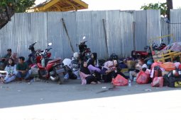 Ratusan calon penumpang tujuan Pulau Raas Madura tertahan di Pelabuhan Situbondo