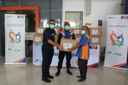 Sebanyak 198 kuli angkut di KAI Daop Surabaya terima santunan