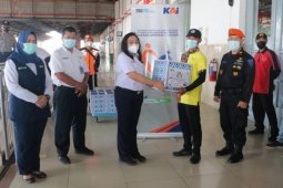 KAI Daop Madiun bagikan 57 bantuan paket sembako untuk portir stasiun