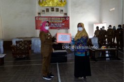 Bupati Tulangbawang serahkan insentif kepada guru honorer dan tenaga kesehatan