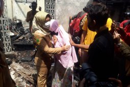 Wali Kota Mojokerto Ning Ita bantu korban kebakaran di Kauman