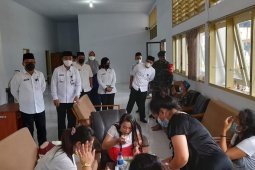 Sekda Banyuwangi pantau kondisi kesehatan pekerja migran di tempat karantina