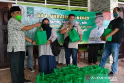 Berbagi paket lebaran dengan anggota press room dprd kalsel