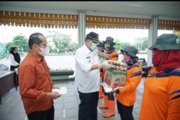Wali Kota Tebing Tinggi serahkan bantuan pada petugas kebersihan