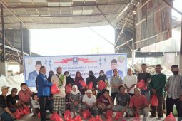 Ketua Fraksi AKB DPRD Pontianak salurkan bingkisan lebaran