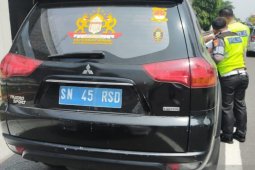 Kendaraan berplat nomor "Kekaisaran Sunda" mengaspal di jalan, dua orang dimintai keterangan
