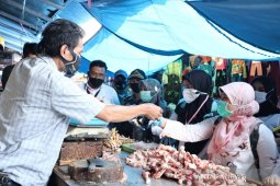 Petugas periksa kelayakan pangan di pasar Garut