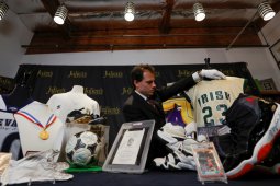 Sepatu Maradona siap dilelang, siapa minat