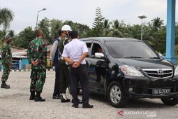 Personel gabungan sosialisasi larangan mudik di pos perbatasan Aceh-Sumut