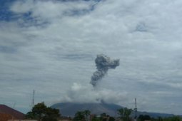 Gunung Sinabung semburkan abu vulkanik  setinggi 2.000 meter