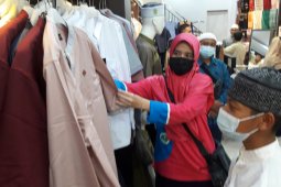 Nasyi'atul Aisyiyah Kalbar - YBM PLN ajak 100 anak belanja pakaian Muslim