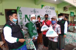 Lazis-NU Situbondo bagikan paket sembako untuk kaum dhuafa