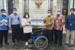 Taspen berikan bantuan kursi roda kepada Pemkab HST