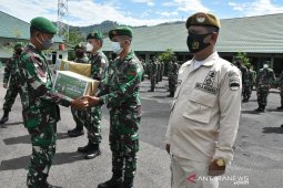 Danrem 023/KS bagikan bingkisan lebaran kepada prajurit dan PNS