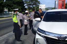 Polisi Situbondo paksa empat mobil pemudik untuk putar balik