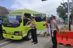 Puluhan kendaraan akan masuk wilayah Sidoarjo diminta putar balik