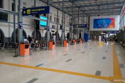 Larangan mudik hari pertama, Stasiun Pasar Senen lengang