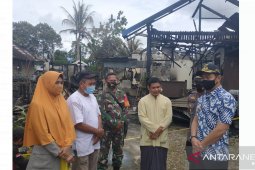 Bupati Kapuas Hulu serahkan bantuan korban kebakaran di Kedamin Hilir