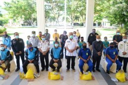 Ratusan buruh pelabuhan-porter bandara Gorontalo terima bantuan pangan