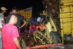 Sopir truk terjepit usai hantam tronton di Aceh Timur