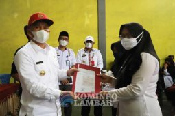 Bupati Lambar serahkan bantuan sembako kepada guru honorer
