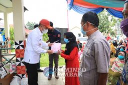 Parosil serahkan bantuan dan insentif kepada guru ngaji dan marbot masjid